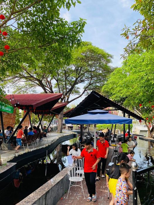 Góc view sông lãng mạn tại MÂY Coffee