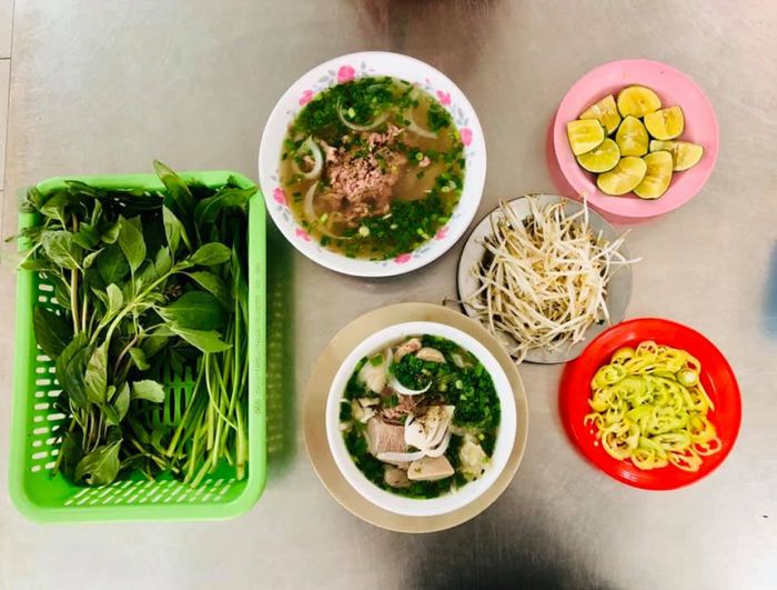 Hình ảnh không gian ấm cúng và phục vụ tại Phở Khoa Thu