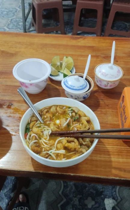 Hình ảnh tô bánh canh cá lóc Việt Dũng vàng ươm hấp dẫn