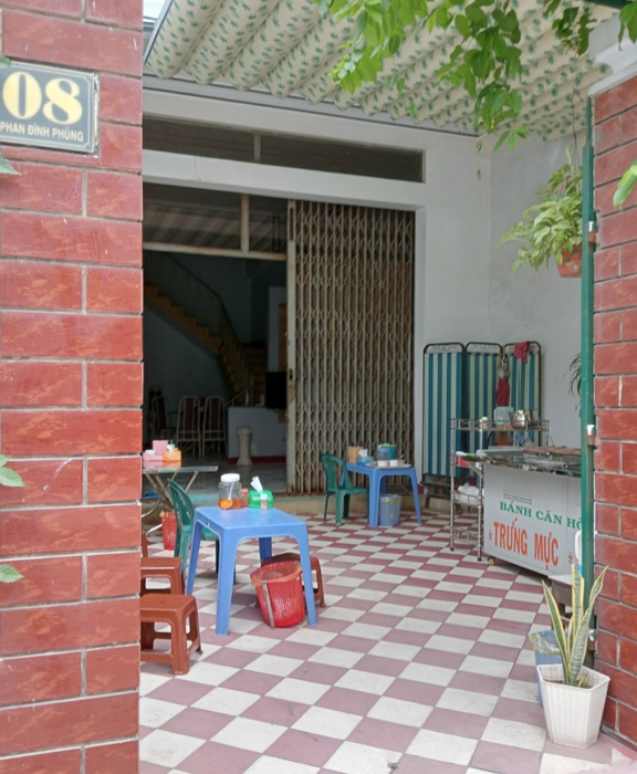 Không gian ấm cúng tại Bánh căn số 8 Phan Đình Phùng