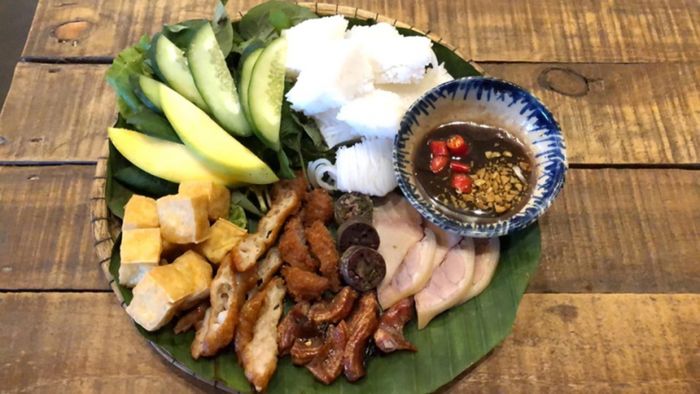 Mâm bún đậu mắm tôm thịnh soạn tại Sóng Biển