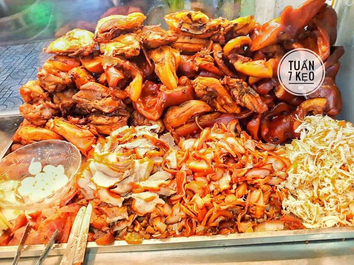 Tuấn 7 Kẹo ảnh 1 - Khoảnh khắc lưu giữ hương vị đặc trưng, nơi những món ăn dân dã trở thành tác phẩm nghệ thuật ẩm thực đầy màu sắc.
