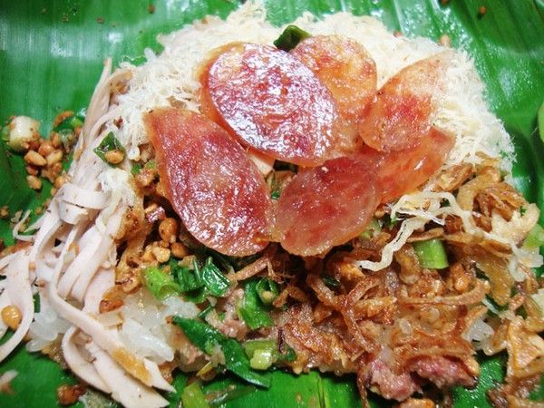 Xôi Mặn & Xôi Gà 243 Tôn Đản ảnh 1 - Khoảnh khắc ẩm thực đêm khuya đầy quyến rũ, nơi những gói xôi vàng ươm, bốc khói nghi ngút trên tay cô chủ thoăn thoắt đong đầy tình cảm.