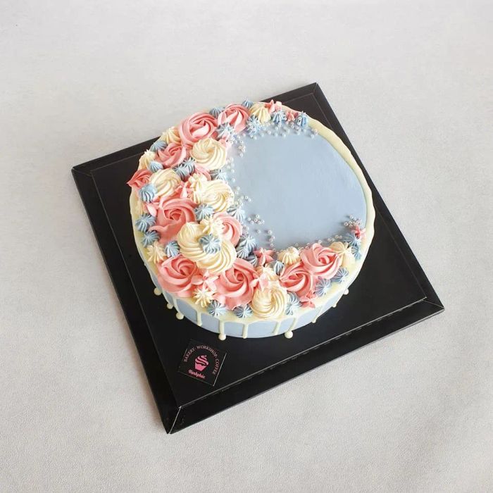 Hình ảnh không gian ấm cúng và những chiếc bánh xinh xắn tại Hạnh Phúc Bakery