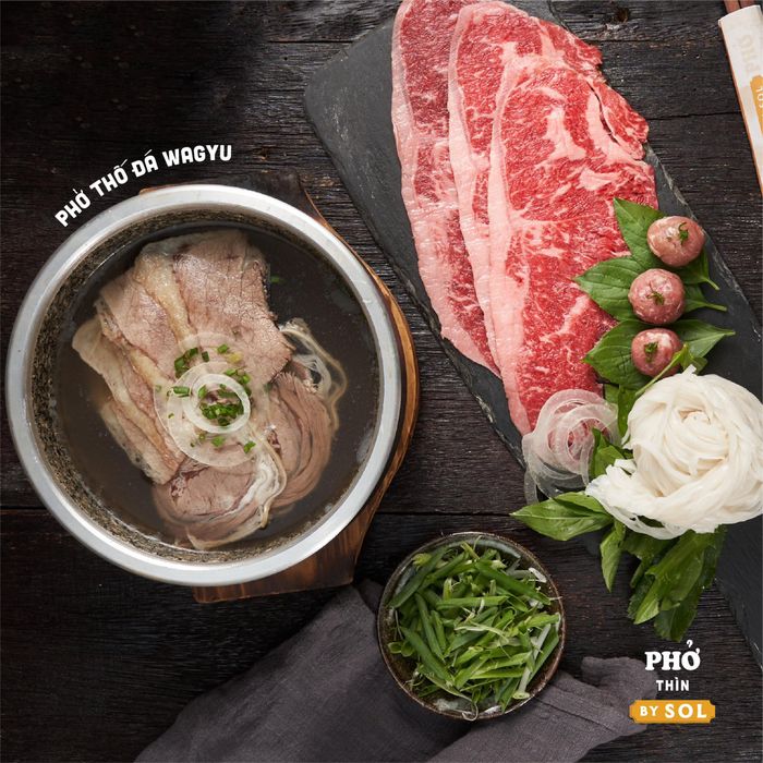 Hình ảnh không gian ấm cúng mang đậm phong cách Bắc Bộ tại Phở SOL