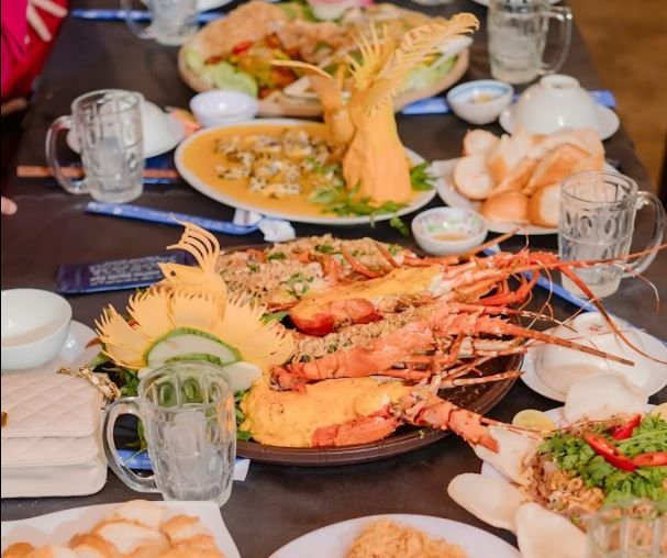 Không gian ấm cúng tại Những Người Bạn - Lẩu nướng & hải sản tươi sống