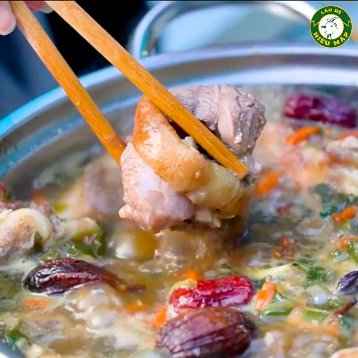 Nồi lẩu dê thơm ngon bốc khói