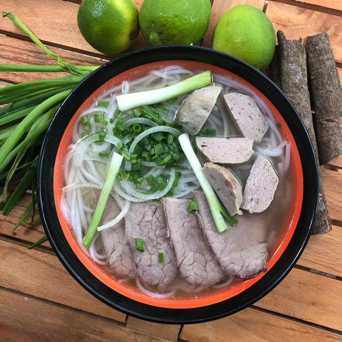 Hình ảnh không gian ấm cúng và tô phở đặc trưng tại Phở Vinh