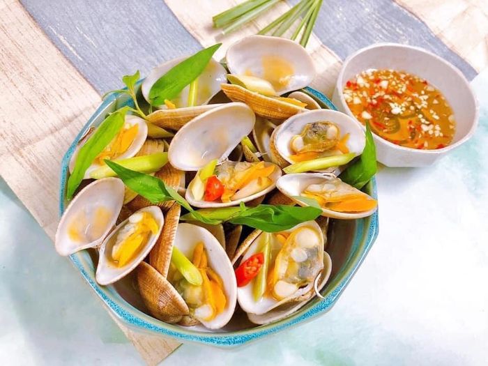 Không gian ấm cúng và hải sản tươi ngon tại Ốc Chỉ Trang