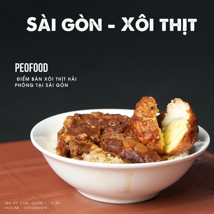 Peofood ảnh 1 - Bức tranh ẩm thực đầy màu sắc với bát xôi trắng ngần được phủ đầy thịt kho nâu bóng, pate vàng ươm và trứng chiên vàng ruộm, tạo nên sự hài hòa vị giác hoàn hảo.