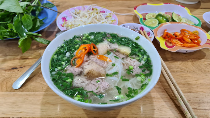 Hình ảnh không gian ấm cúng và phục vụ chuyên nghiệp tại Phở Hằng