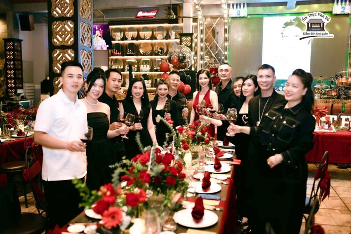 Khoảnh khắc thực khách thưởng thức ẩm thực tại nhà hàng (ảnh 2)