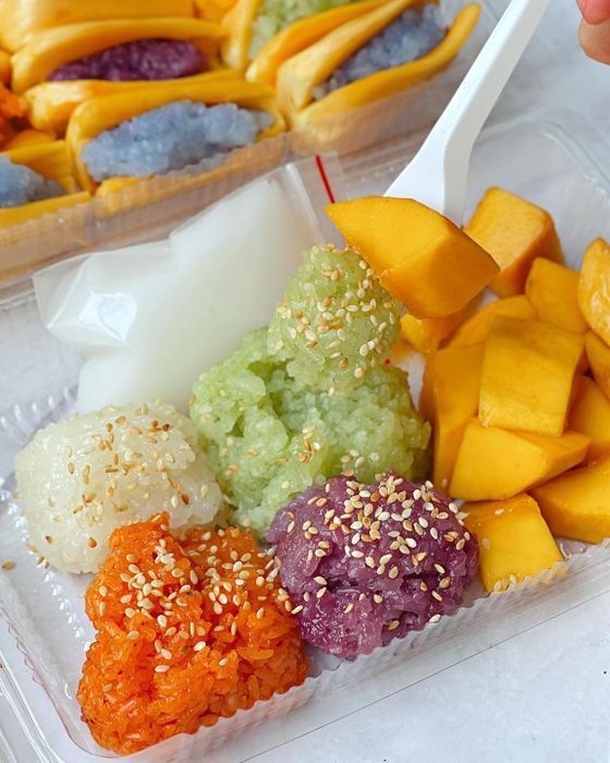 Xôi Mít Sì Gòn ảnh 2 - Khoảnh khắc nghệ thuật ẩm thực được lưu giữ, khi những gam màu xôi tím, đỏ, xanh hòa cùng sắc vàng óng của mít tạo nên bữa sáng đẹp như tranh vẽ.