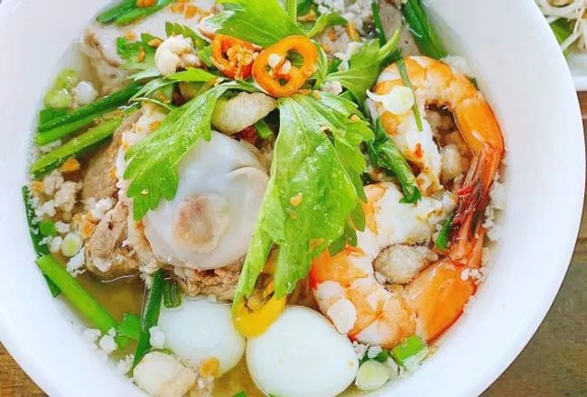 Tô hủ tiếu nóng hổi với nhiều topping hấp dẫn (Nguồn: Internet)