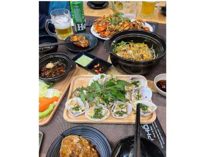 Không gian ấm cúng vào buổi tối tại Phố Food & Beer
