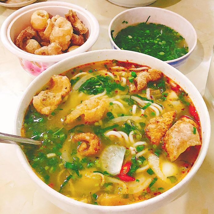 Hình ảnh tô bánh canh cá lóc Quang bốc khói nghi ngút