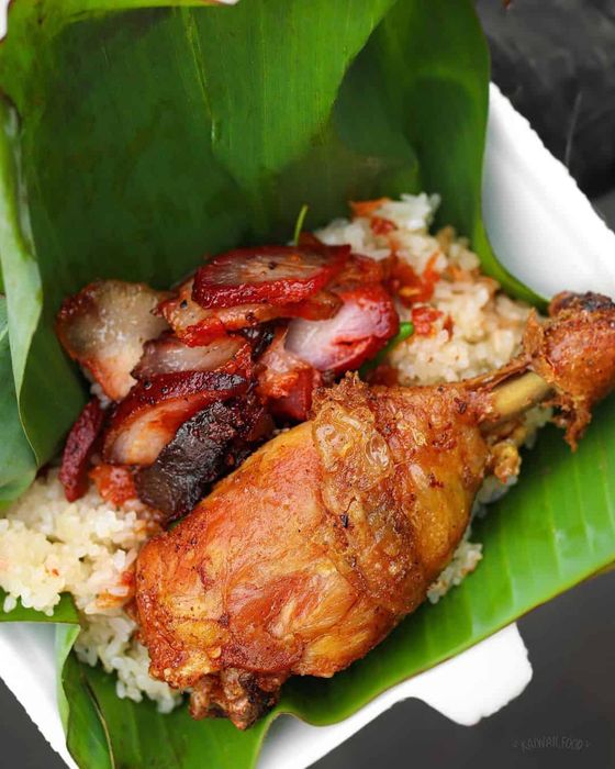 Xôi Gà Bà Chiểu ảnh 1 - Khoảnh khắc ẩm thực đầy màu sắc với những phần xôi vàng ươm điểm xuyết miếng gà chiên giòn bóng, lớp ruốc hồng và nước sốt ánh nâu hấp dẫn.