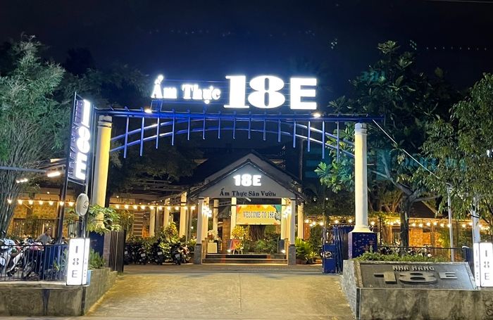 Không gian sang trọng tại Nhà Hàng 18E