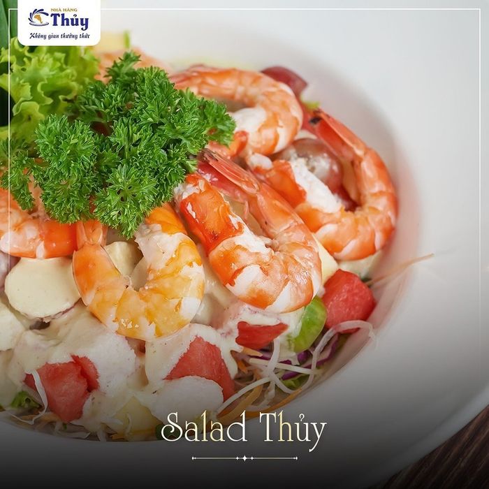 Món ăn hấp dẫn tại Nhà hàng Thủy