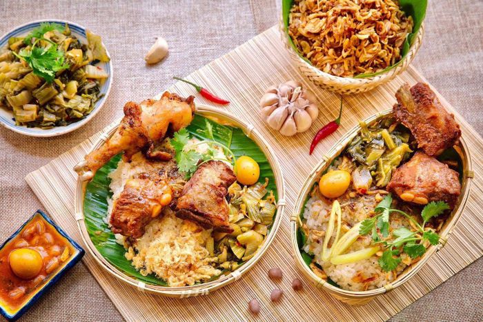 Xôi Sườn A Béo ảnh 2 - Khoảnh khắc nghệ thuật ẩm thực khi những que sườn rim mật ong ánh nâu được đặt cẩn thận lên lớp xôi nước cốt dừa, bên cạnh trứng non vàng tươi và rau củ chua ngọt.