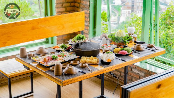 Không gian xanh mát tại Buffet Rau Đà Lạt - Nhà hàng Léguda - Ảnh 1
