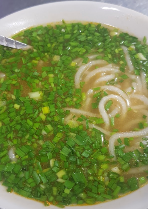Hình ảnh tô bánh canh đặc sản Quảng Trị tại quán Hiền