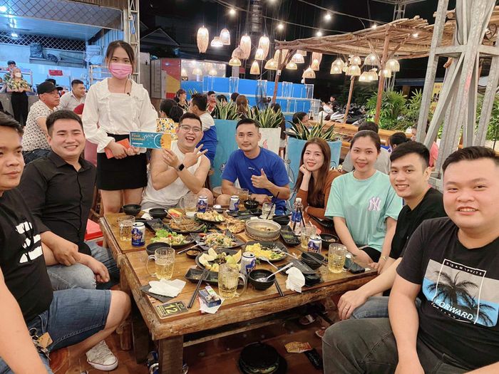 Khách thưởng thức bữa ăn tại nhà hàng