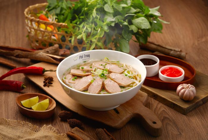 Hình ảnh không gian sang trọng và phục vụ chuyên nghiệp tại Phở Trang