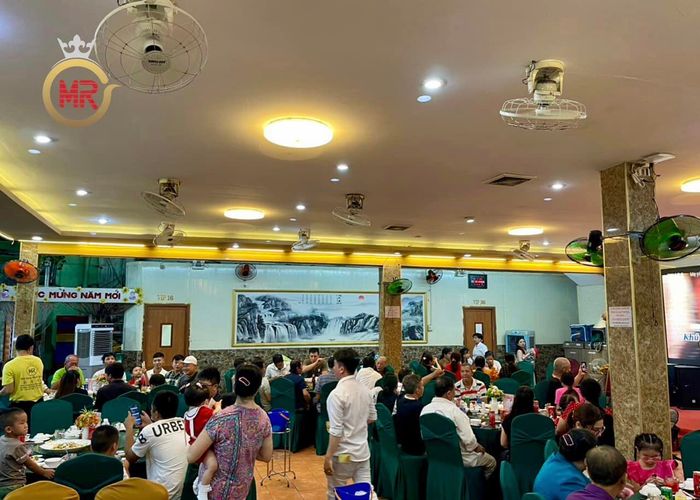 Khách thưởng thức ẩm thực tại nhà hàng - ảnh 3