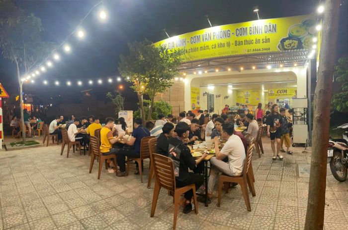 Không gian ấm cúng tại Quán Cơm Ngon 36