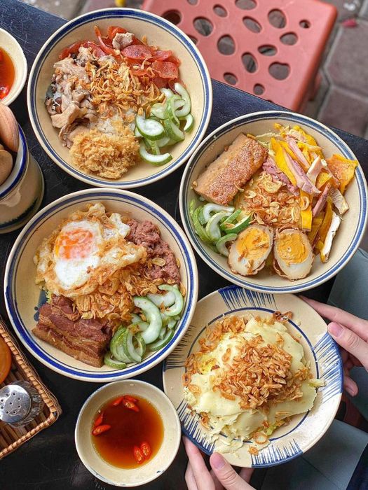 Xôi Xéo Bà 3 Béo ảnh 2 - Khoảnh khắc nghệ thuật ẩm thực khi những phần xôi được gói khéo trong lá sen xanh mướt, tỏa hương thơm nức mũi cùng topping bày biện đẹp mắt.