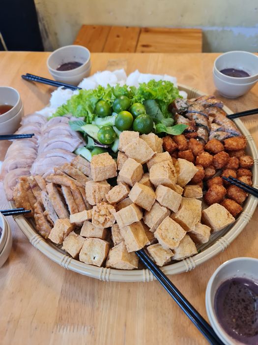 Không gian ấm cúng tại Bún Đậu Hà Thành Quán
