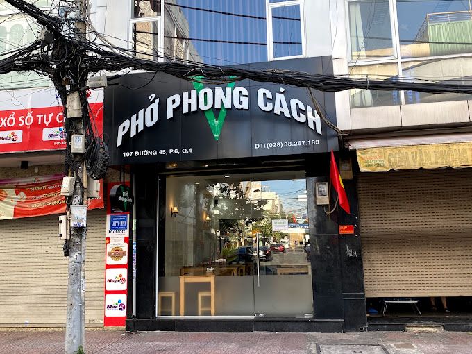 Hình ảnh không gian ấm cúng và phục vụ chuyên nghiệp tại Phở Phong Cách