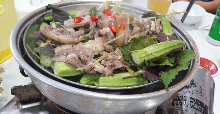 Không gian ấm cúng tại Nhà Hàng Phương Nam