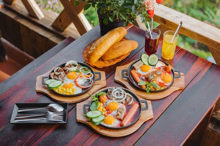 Tô bánh mì chảo bắt mắt với đầy đủ topping (nguồn Internet)