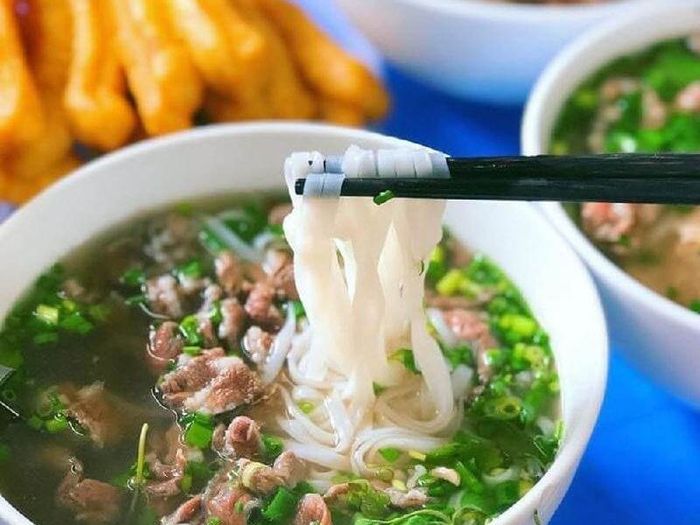Không gian ấm cúng và tô phở đặc trưng tại Phở Nguyên Trân
