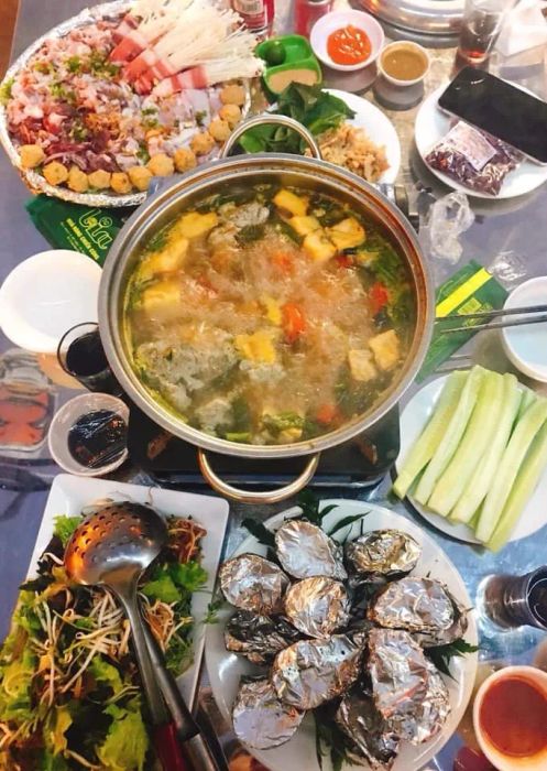 Không gian ấm cúng và sang trọng tại Bia Vàng Vân Đồn - Ảnh 1