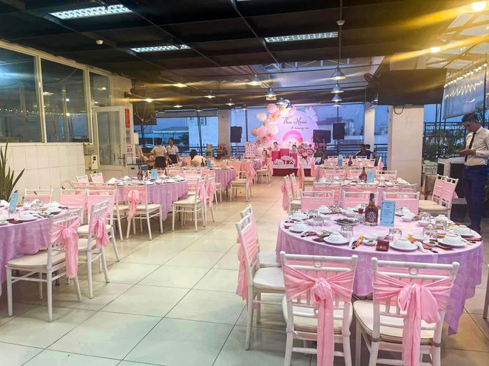 Không gian ấm cúng và sang trọng tại nhà hàng Phương Nam