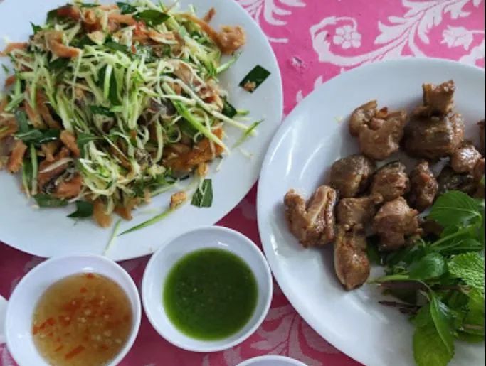 Không gian xanh mát bên hồ tại Nhà hàng Thu Lâm