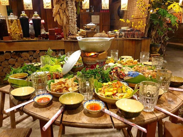 Không gian hoài cổ ấm cúng tại Quán Cháo Cối MT68