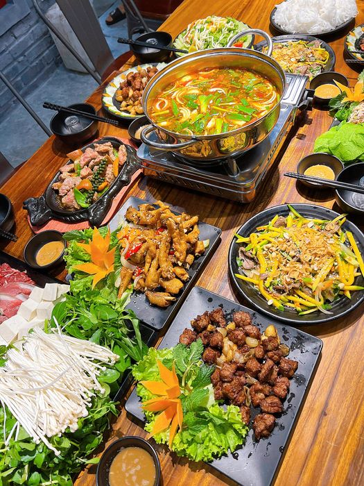 Zenkoi Restaurant ảnh 3 - Một góc nhìn tuyệt đẹp tại Zenkoi, lý tưởng cho những bữa tiệc thân mật