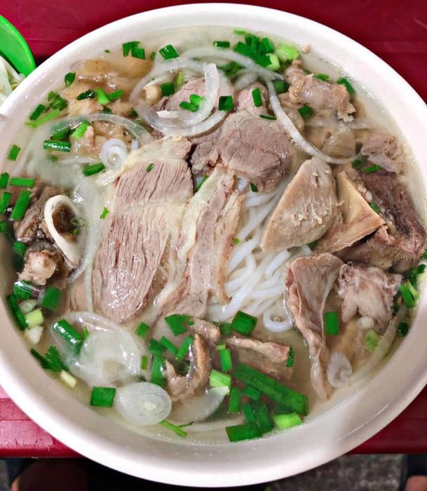 Hình ảnh tô phở thơm ngon đặc trưng tại Phở Khoa Thu