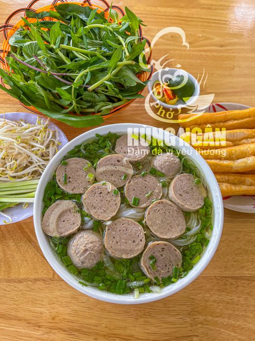 Phở Hùng Ngân ảnh 2 - Góc cận cảnh đầy mê hoặc của sợi phở dai mềm quyện trong nước dùng thơm nồng, điểm xuyến hành ngò xanh tươi.