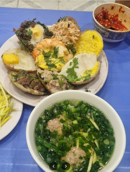 Những chiếc bánh căn 'đại gia' đầy ắp nhân tại Bánh Căn 51