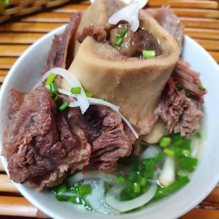 Phở Gánh ảnh 2 - Góc nhìn chân thực về không gian ấm cúng, nơi những tô phở thơm ngon được phục vụ trên bàn gỗ mộc mạc đậm chất Bắc.