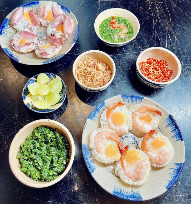 Không gian ấm cúng tại Bánh Căn Tháng Năm