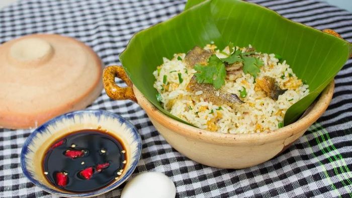 Hình ảnh cơm gà cá mặn hấp dẫn (Nguồn: Internet)