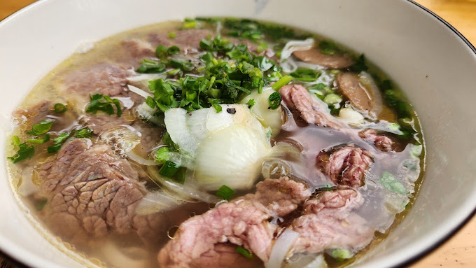 Hình ảnh tô phở bò thơm ngon đặc trưng tại Phở bò Đan Phượng