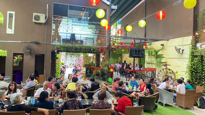 Không gian sân vườn xanh mát tại MỘC Coffee House
