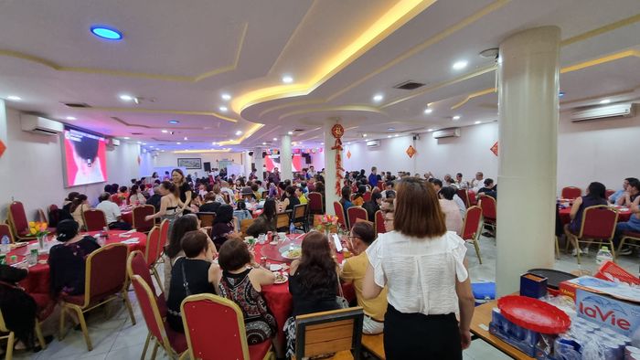 Khách đang thưởng thức bữa ăn tại nhà hàng - ảnh 3